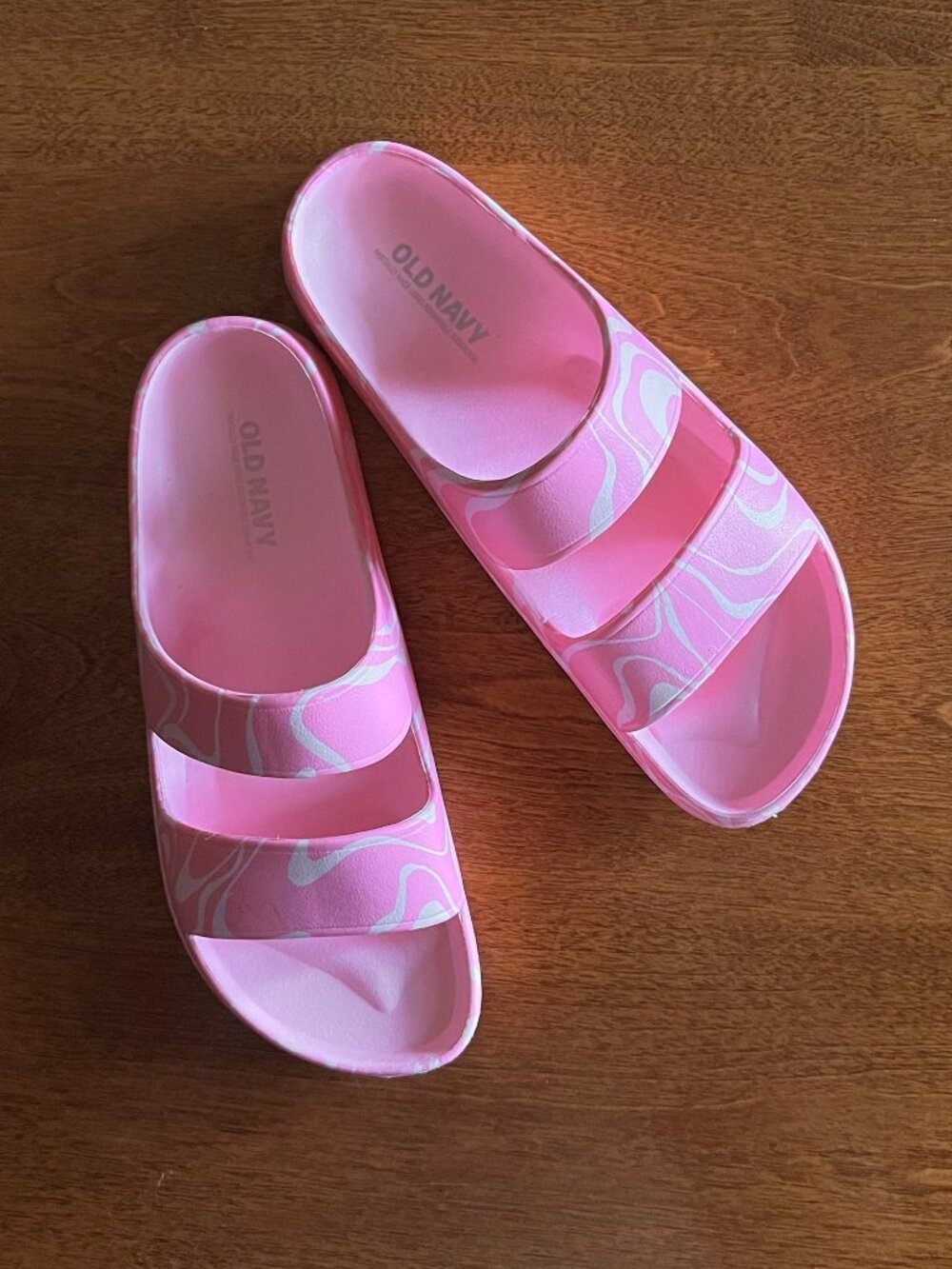 Old Navy pink slide sandals 1/2